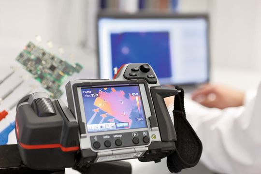 Mit einer Wärmebildkamera werden die Temperaturverhältnisse auf der Leiterplatte eines Industrieprodukts aufgedeckt.