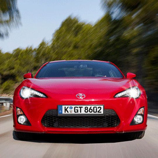 Das Design des Gt 86 ist vom Toyota-Sportwagen 2000 GT aus dem Jahr 1967 inspiriert. Das Design des Gt 86 ist vom Toyota-Sportwagen 2000 GT aus dem Jahr 1967 inspiriert.