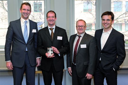 Prof. Günther Schuh ehrte in Hamburg (v. l.) Prof. Dr. Jörg M. Elsenbach, verantwortlich für die Unternehmensentwicklung bei der Dräxlmaier Group, Wolfgang Weißenberger, Standortleiter Landau, und Michael Kerschl, Teamleiter Logistik in Landau.