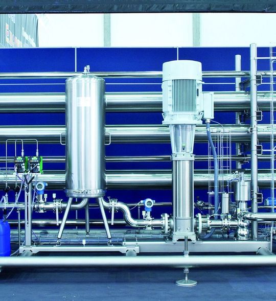 Bild 1: Die Zertifizierungsstelle der TÜV Süd Industrie Service GmbH hat die Hydronomic-RO-Wasseraufbereitungsanlage von Krones in Einbeck gemäß den Anforderungen des Enviro-Managementsystems geprüft und bestätigt.