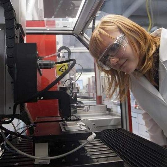Die Jenaer Chemikerin Anke Teichler überwacht die Herstellung von Komponenten einer neuartigen Batterie auf Polymerbasis durch ein spezielles Printverfahren, wie sie auch am CEEC erforscht werden. Die Jenaer Chemikerin Anke Teichler überwacht die Herstellung von Komponenten einer neuartigen Batterie auf Polymerbasis durch ein spezielles Printverfahren, wie sie auch am CEEC erforscht werden.