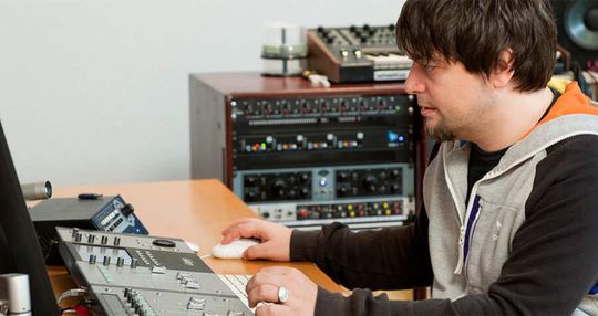 In seinen Tonstudios in Düsseldorf und Aachen produziert Alex Jacobi gemeinsam mit fünf Mitarbeitern Musik, Sprachaufnahmen und Hörspiele, vertont Filme, Radiowerbung und TVSpots. In seinen Tonstudios in Düsseldorf und Aachen produziert Alex Jacobi gemeinsam mit fünf Mitarbeitern Musik, Sprachaufnahmen und Hörspiele, vertont Filme, Radiowerbung und TVSpots.