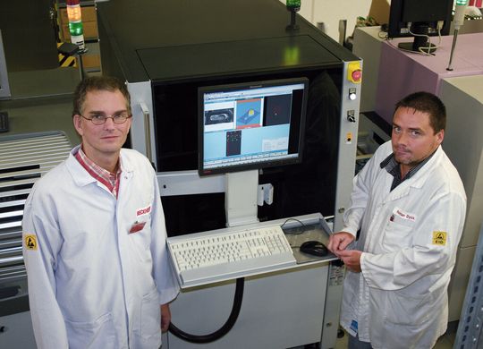 V.l.: Michael Schlegel, Geschäftsführer der Smyczek GmbH & Co. KG, und und Roman Dyck, AOI-Operator, Smyczek GmbH & Co. KG.