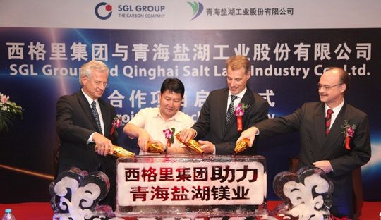 Freude bei der Vertragsunterzeichnung: Dr. Günter Hermann, CEO SGL China, Yu Guoli, General Manager der Quinghai Salt Lake Industry Ltd., Frank Wittchen, Chairman der Business Unit Process Technology der SGL Group und Dr. Rudolf Heumüller, Vice President Asia der Business Area Graphite Materials & Systems der SGL Group, während der offiziellen Zeremonie. (vlnr) Freude bei der Vertragsunterzeichnung: Dr. Günter Hermann, CEO SGL China, Yu Guoli, General Manager der Quinghai Salt Lake Industry Ltd., Frank Wittchen, Chairman der Business Unit Process Technology der SGL Group und Dr. Rudolf Heumüller, Vice President Asia der Business Area Graphite Materials & Systems der SGL Group, während der offiziellen Zeremonie. (vlnr)