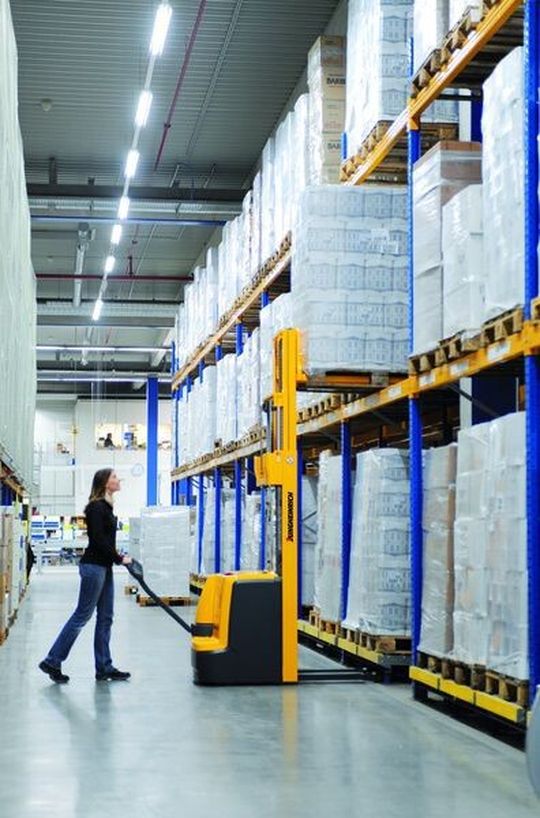 Die Jungheinrich AG konnte im 1. Halbjahr 2012 Umsatz und Ertrag steigern. Mit Innovationen erfolgreich: Der neue Elektro-Deichselstapler EJC kann Lasten von bis zur 1200 Kilogramm heben, Höhen von 4,70 Meter erreichen und ist beim Einsatz auf kurzen Strecken besonders wirtschaftlich. Die Jungheinrich AG konnte im 1. Halbjahr 2012 Umsatz und Ertrag steigern. Mit Innovationen erfolgreich: Der neue Elektro-Deichselstapler EJC kann Lasten von bis zur 1200 Kilogramm heben, Höhen von 4,70 Meter erreichen und ist beim Einsatz auf kurzen Strecken besonders wirtschaftlich.