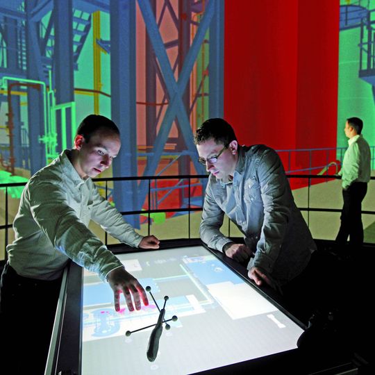Im Elbe Dom des Virtual Development and Training Centre VDTC am Fraunhofer IFF findet das Design Review am Planungsmodell der BASF-Fabrik statt. In der 360-Grad-Projektion lassen sich auch Details der Anlage diskutieren. Im Elbe Dom des Virtual Development and Training Centre VDTC am Fraunhofer IFF findet das Design Review am Planungsmodell der BASF-Fabrik statt. In der 360-Grad-Projektion lassen sich auch Details der Anlage diskutieren.