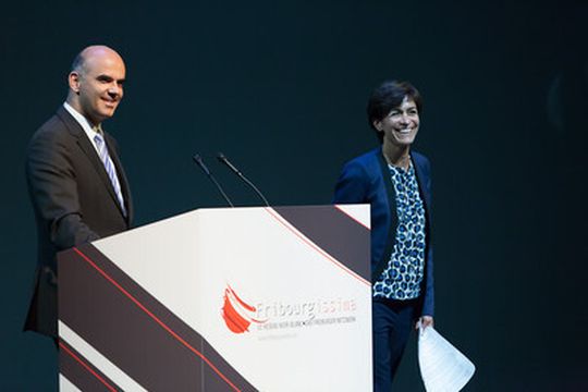 Le Conseiller fédéral Alain Berset et Esther Mamarbachi, modératrice du congrès Fribourgissima 2012 Le Conseiller fédéral Alain Berset et Esther Mamarbachi, modératrice du congrès Fribourgissima 2012
