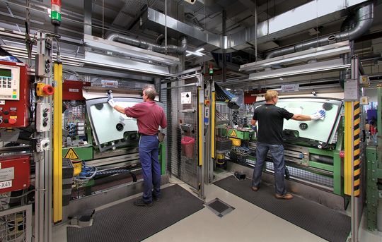 Der Wiederanlauf einer Maschine nach Auslösen einer Schutzeinrichtung darf nicht auto-matisch nach Verlassen des Schutzfeldes erfolgen.