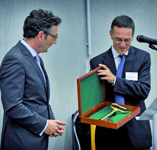 Franz-Josef Hasebrink (links), Vorstandsvorsitzender der EK/Servicegroup, und Rhenus-Vorstand Michael Brockhaus mit dem symbolischen Schlüssel für die neue Anlage in Eisenach. Franz-Josef Hasebrink (links), Vorstandsvorsitzender der EK/Servicegroup, und Rhenus-Vorstand Michael Brockhaus mit dem symbolischen Schlüssel für die neue Anlage in Eisenach.