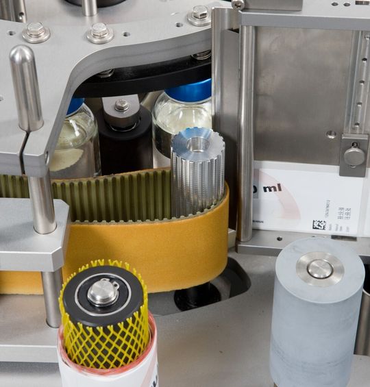Mit dem Herma-Splicer ist das Etikettieren möglich, ohne die Anlage für Rollenwechsel oder Umbauten stoppen zu müssen. Mit dem Herma-Splicer ist das Etikettieren möglich, ohne die Anlage für Rollenwechsel oder Umbauten stoppen zu müssen.