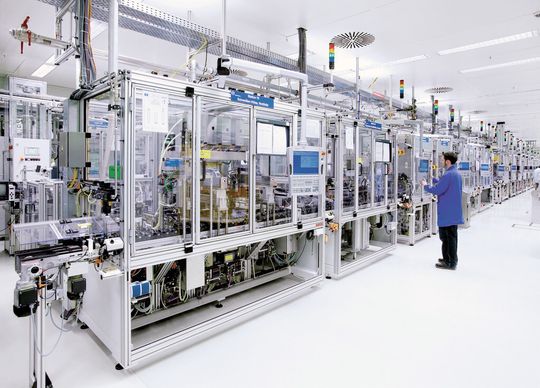 Modularisierung verkürzt Time to Market: Maschinenhersteller konfigurieren aus parallel vormontierten Modulen kundenspezifische Lösungen. Modularisierung verkürzt Time to Market: Maschinenhersteller konfigurieren aus parallel vormontierten Modulen kundenspezifische Lösungen.