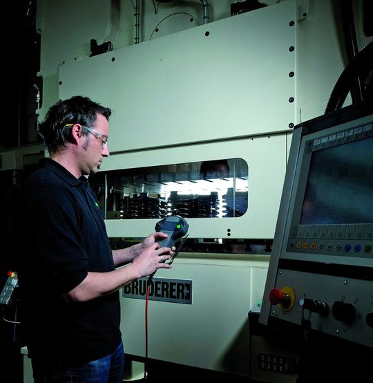 Ausgestattet mit dem neuen Planetengetriebe BPG 22 wird der Hochleistungs-Stanzautomat BSTA 510 sowohl zur Testpresse für das Einfahren von Werkzeugen als auch zur Produktionspresse für den Serienbetrieb. Ausgestattet mit dem neuen Planetengetriebe BPG 22 wird der Hochleistungs-Stanzautomat BSTA 510 sowohl zur Testpresse für das Einfahren von Werkzeugen als auch zur Produktionspresse für den Serienbetrieb.