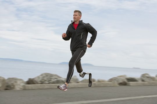 Mit neuer Technologie auf dem Gebiet der Rotationshydraulik bietet die Sportprothese Oberschenkelamputierten Schwung und Stabilität auf den unterschiedlichsten Untergründen - sei es auf Waldwegen oder auf dem Laufband Mit neuer Technologie auf dem Gebiet der Rotationshydraulik bietet die Sportprothese Oberschenkelamputierten Schwung und Stabilität auf den unterschiedlichsten Untergründen - sei es auf Waldwegen oder auf dem Laufband
