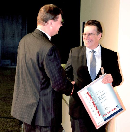 Dr. Jörg Kempf, Stellvertretender Chefredakteur PROCESS, gratuliert Seko-Geschäftsführer Mario Manser zur Shortlist-Platzierung in der Kategorie Pumpen/Kompressoren des Innovation Awards zur Achema. Dr. Jörg Kempf, Stellvertretender Chefredakteur PROCESS, gratuliert Seko-Geschäftsführer Mario Manser zur Shortlist-Platzierung in der Kategorie Pumpen/Kompressoren des Innovation Awards zur Achema.