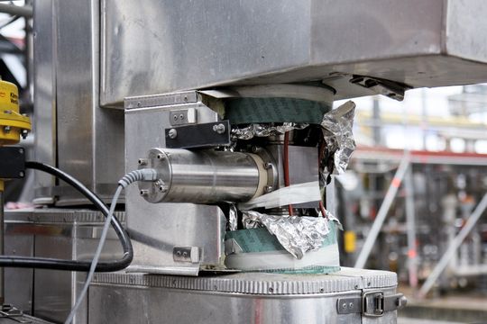 Das Prozessrefraktometer Piox R400 misst die Lichtbrechung unmittelbar durch den Probenstrom. Das Prozessrefraktometer Piox R400 misst die Lichtbrechung unmittelbar durch den Probenstrom.