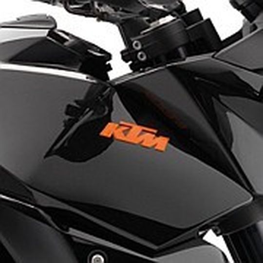 Die erfolgreiche Supermoto T zeigt: Straßentauglich kommt auch bei KTM an. Die erfolgreiche Supermoto T zeigt: Straßentauglich kommt auch bei KTM an.