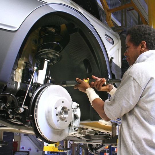 Montage der Bremsleitungen im Radkasten: Mit einem Tensor-ST-Schrauber und Power-Focus-Controller kann Magna Steyr Fahrzeugtechnik heute selbst mit dem hier erforderlichen offenen Flachabtrieb eine Mehrstufenverschraubung realisieren, um Setzerscheinungen auszugleichen. Auf das aufwendige Nachknicken kann komplett verzichtet werden.