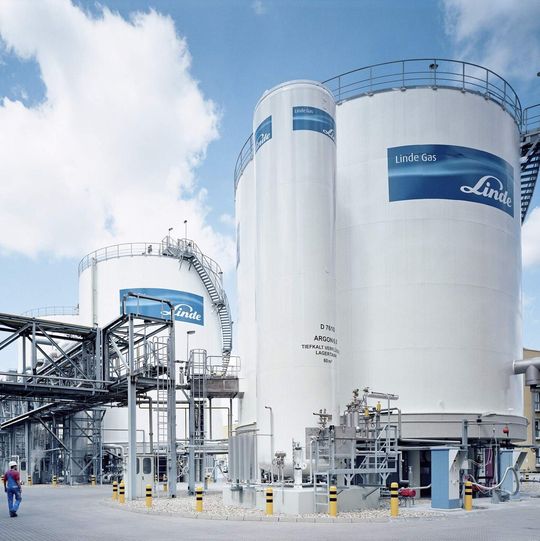 Linde to construct the country's largest air separation unit at the Phu My industrial park in Ba Ria (Vung Tau province), which will be able to produce 35,000 normal cubic metres of air gases per hour. Linde to construct the country's largest air separation unit at the Phu My industrial park in Ba Ria (Vung Tau province), which will be able to produce 35,000 normal cubic metres of air gases per hour.