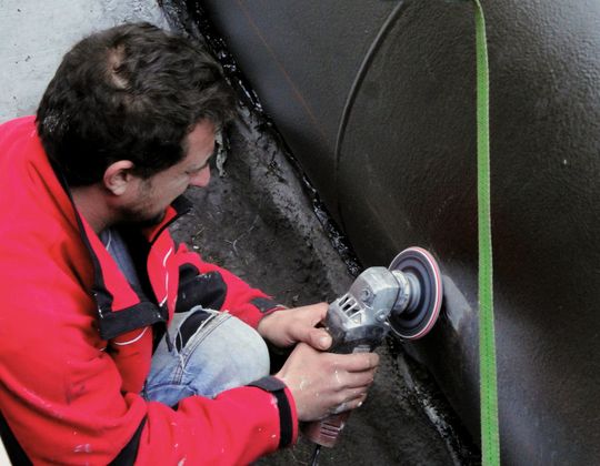 Bei der Montage am Druckrohr musste zuerst die Beschichtung innen und aussen entfernt werden. Bei der Montage am Druckrohr musste zuerst die Beschichtung innen und aussen entfernt werden.