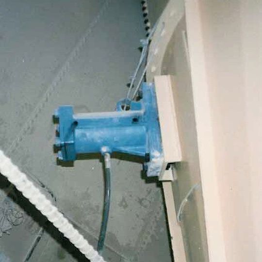 Dislodging sticky material from hopper walls using a BH6 vibrator Dislodging sticky material from hopper walls using a BH6 vibrator