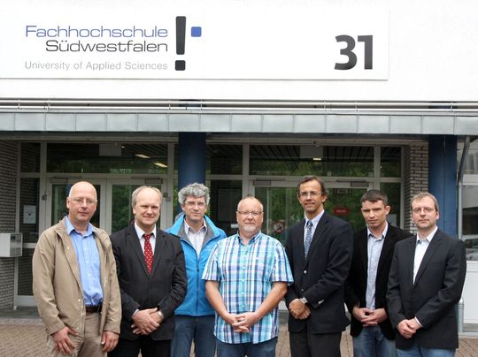 Werden sich in den nächsten drei Jahren mit Korrosionsprozessen an Biogasanlagen beschäftigen (v.l.n.r.): Dr. Dirk Wagner, Dr. Manfred Bischoff, Dr. Andreas Weber, Dipl.-Ing. Ralf Buschmann, Prof. Dr. Ralf Feser, Alexander Krebs, Dipl.-Biol. Marko Remesch