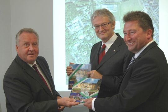 Ein kleiner Willkommensgruß in Leverkusen: Oberbürgermeister Reinhard Buchhorn (links) übergibt den Geschäftsführern von Leverdy, Burkhard Becker (Mitte) und Ulrich Stemmler einen Leverkusen-Bildband. Ein kleiner Willkommensgruß in Leverkusen: Oberbürgermeister Reinhard Buchhorn (links) übergibt den Geschäftsführern von Leverdy, Burkhard Becker (Mitte) und Ulrich Stemmler einen Leverkusen-Bildband.