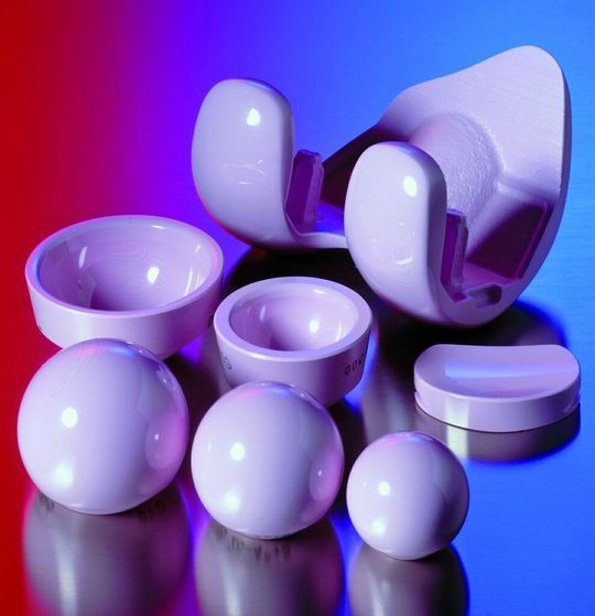 Bild 1 | Komponenten aus Biokeramik: Pro Jahr werden bei CeramTec bis zu einer Million Komponenten aus Biokeramik gefertigt – jedes einzelne davon ist rückverfolgbar Bild 1 | Komponenten aus Biokeramik: Pro Jahr werden bei CeramTec bis zu einer Million Komponenten aus Biokeramik gefertigt – jedes einzelne davon ist rückverfolgbar