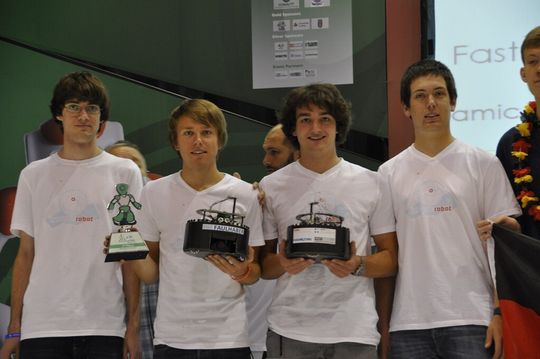 Die vier Vizeweltmeister mit ihrem Mini-Fussballrobotern und Pokal. Die vier Vizeweltmeister mit ihrem Mini-Fussballrobotern und Pokal.