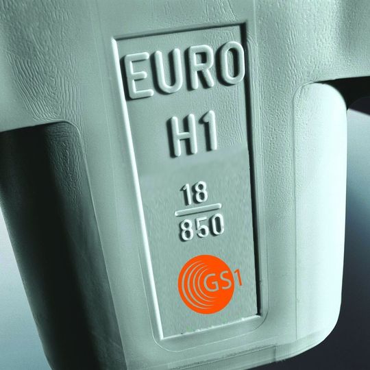 Ab dem 15. Oktober 2012 tragen alle Euro-H1-Paletten des zertifizierten Palettenherstellers Craemer eine Zulassungsnummer sowie das GS1-Logo. Ab dem 15. Oktober 2012 tragen alle Euro-H1-Paletten des zertifizierten Palettenherstellers Craemer eine Zulassungsnummer sowie das GS1-Logo.