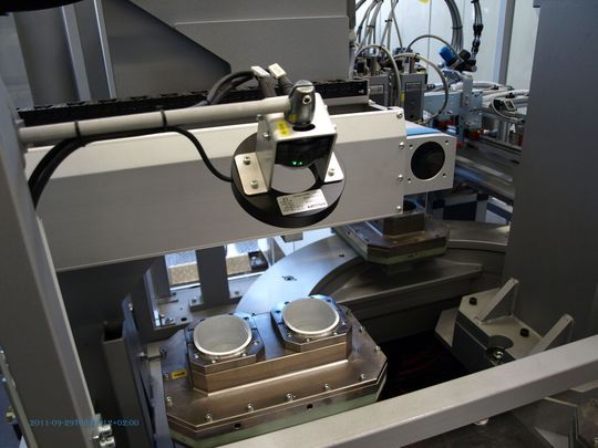 Blister Verpackungsmaschine mit Rundschalttisch und eingelegten Bechern: Vision-Sensoren prüfen das Vorhandensein der Becher und die richtige Befüllung. Blister Verpackungsmaschine mit Rundschalttisch und eingelegten Bechern: Vision-Sensoren prüfen das Vorhandensein der Becher und die richtige Befüllung.