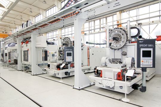 Bild 1: Agiles System aus mehreren Bearbeitungszentren im Aufbau. Auch die Daten zur Energieeffizienz von vernetzten Maschinen sollen gruppiert dargestellt werden. Bild 1: Agiles System aus mehreren Bearbeitungszentren im Aufbau. Auch die Daten zur Energieeffizienz von vernetzten Maschinen sollen gruppiert dargestellt werden.