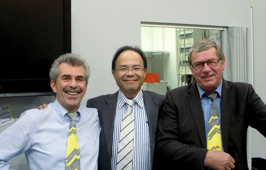 Stehen für Innovation und Kundenservice: (v.l.) Thomas Kopka, Geschäftsführer (Hilden), Andy Chao (SK Shanghai), und Anton Schwer, Geschäftsführer (Weingarten). Stehen für Innovation und Kundenservice: (v.l.) Thomas Kopka, Geschäftsführer (Hilden), Andy Chao (SK Shanghai), und Anton Schwer, Geschäftsführer (Weingarten).