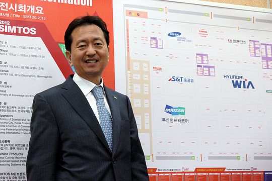 Produktionswachstum von 12,5 % in diesem Jahr nach 14 % im vergangenen Jahr erwartet Jong-Hyeon Shon, Vorsitzendender des koreanischen Werkzeugmaschinenverbands Komma. Produktionswachstum von 12,5 % in diesem Jahr nach 14 % im vergangenen Jahr erwartet Jong-Hyeon Shon, Vorsitzendender des koreanischen Werkzeugmaschinenverbands Komma.