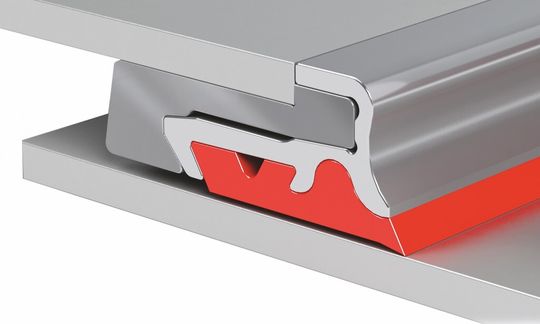 Zwischen den Kästen der Teleskopabdeckung arbeitet der neue dreiteilige Abstreifertyp PR4A von P.E.I. mit einfach austauschbarer Polymerlippe.