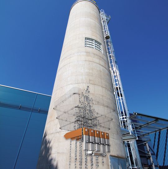 Auf dem Betriebsgelände von Geroldinger befindet sich mit 650 m³ das wahrscheinlich größte funktionierende Miscanthus-Versuchs-Silo Europas. Neben einer neuen Silogeomatrie ist das Austragssystem Oszillomat entscheidend für den richtigen Materialfluss. Auf dem Betriebsgelände von Geroldinger befindet sich mit 650 m³ das wahrscheinlich größte funktionierende Miscanthus-Versuchs-Silo Europas. Neben einer neuen Silogeomatrie ist das Austragssystem Oszillomat entscheidend für den richtigen Materialfluss.