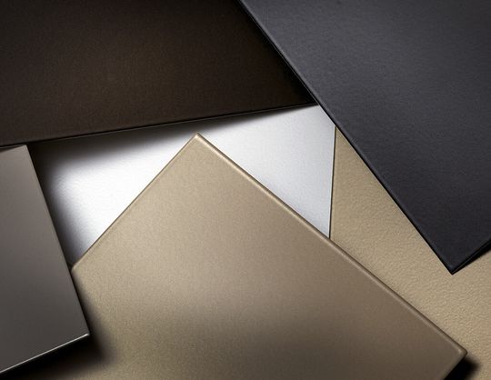 Bild 1: Mit Pulverlacken werden Eloxaleffekte erreicht. Die Farbtöne sind dem Euras-Fächer angeglichen, an dem sich die Herstellung farbeloxierter Aluminiumoberflächen orientiert. Bild 1: Mit Pulverlacken werden Eloxaleffekte erreicht. Die Farbtöne sind dem Euras-Fächer angeglichen, an dem sich die Herstellung farbeloxierter Aluminiumoberflächen orientiert.