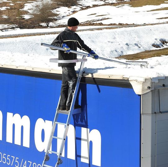 Der sichere, ergonomische Einsatz des Arbeitsmittels steht bei dieser Enteisungsleiter von Mauderer im Vordergrund. Der sichere, ergonomische Einsatz des Arbeitsmittels steht bei dieser Enteisungsleiter von Mauderer im Vordergrund.