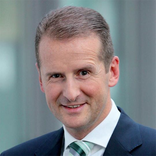 BMW-Entwicklungsvorstand Dr. Herbert Diess: „Erst wenn man mit einer leichten Karosserie das Gewicht der Batterieeinheit kompensiert,bekommen Elektroautos eine realistische Chance.“