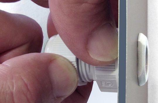 Die Montage der Perfect Fix Kabelverschraubung muss nur noch von einer Seite erfolgen. Die Montage der Perfect Fix Kabelverschraubung muss nur noch von einer Seite erfolgen.
