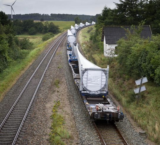 SNCF Geodis und Vestas treten in Europa mit einem umweltfreundlichen Konzept für den Transport von Windrotorblättern auf der Schiene an. SNCF Geodis und Vestas treten in Europa mit einem umweltfreundlichen Konzept für den Transport von Windrotorblättern auf der Schiene an.