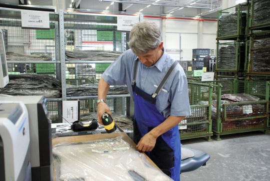 Moderne Scannertechnik vermeidet Fehler in der Kommissionierung. Reiner Höckle ist stolz auf seine Arbeit für Daimler. Moderne Scannertechnik vermeidet Fehler in der Kommissionierung. Reiner Höckle ist stolz auf seine Arbeit für Daimler.