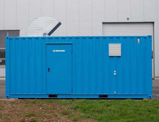 Containerstationen können dort sinnvoll sein, wo der vorhandene Kompressor-Raum zu klein ist, die Kompressoren nicht in der Werkshalle stehen sollen oder auf einer Baustelle nicht mehr viel montiert werden soll. Containerstationen können dort sinnvoll sein, wo der vorhandene Kompressor-Raum zu klein ist, die Kompressoren nicht in der Werkshalle stehen sollen oder auf einer Baustelle nicht mehr viel montiert werden soll.
