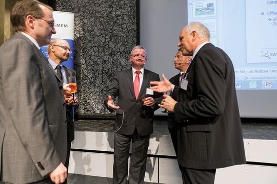 Wie geht es weiter in der Schweizer MEM-Industrie. U.a. wurde dieses Thema seitens Referenten und Besuchern intensiv diskutiert. V.l.n.r.: Christoph Blättler (Fachgruppenleiter Swissmem), Oliver Riemenschneider (Vice President, ABB Turbo Systems Ltd), Prof. Reimund Neugebauer (Direktor, Fraunhofer IWU), Reto Lipp (Moderator, SF Schweizer Fernsehen), Hans Hess (Präsident Swissmem). Wie geht es weiter in der Schweizer MEM-Industrie. U.a. wurde dieses Thema seitens Referenten und Besuchern intensiv diskutiert. V.l.n.r.: Christoph Blättler (Fachgruppenleiter Swissmem), Oliver Riemenschneider (Vice President, ABB Turbo Systems Ltd), Prof. Reimund Neugebauer (Direktor, Fraunhofer IWU), Reto Lipp (Moderator, SF Schweizer Fernsehen), Hans Hess (Präsident Swissmem).