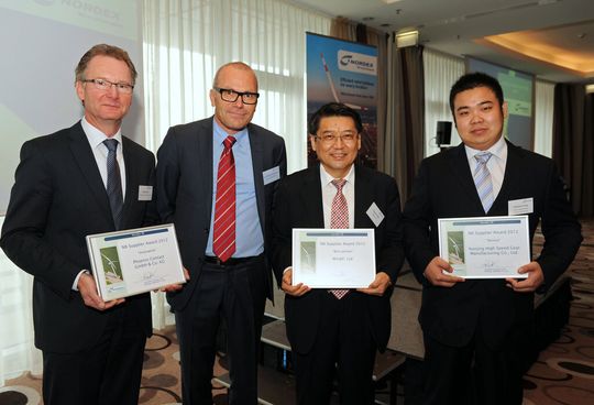 V.l.: Roland Bent (Phoenix Contact), Lars Rytter Kristensen (Nordex), John Yongsun ( Win&P) und Cheng Jianping (Nanjing High Speed Gear). V.l.: Roland Bent (Phoenix Contact), Lars Rytter Kristensen (Nordex), John Yongsun ( Win&P) und Cheng Jianping (Nanjing High Speed Gear).