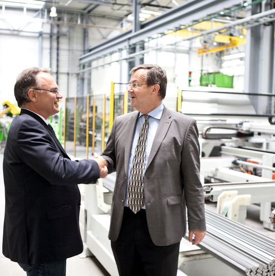 Dr. Klaus F. Erkes, CEO der Zollern-Gruppe, und Richard Conzelmann, Geschäftsfeldleiter Spezialprofile, im erweiterten Produktionsbereich.