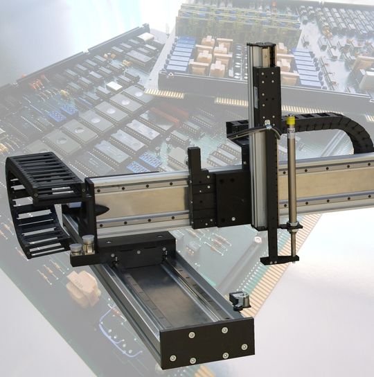 Handelt es um leichte oder mittlere Lasten, die dynamischen Bewegungen unterzogen werden, sind Linearmotoren als kompakte Einheiten erste Wahl. Häufig kommen diese deshalb in der Mikroelektronik oder der Verpackungsindustrie zum Einsatz.