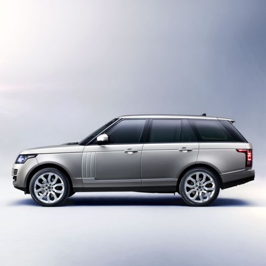 Die vierte Generation des Range Rover hat deutlich abgespeckt: Bei fast identischen Abmessungen und dem weiterhin hohen Anspruch bei der Verarbeitung bringt das aktuelle Modell bis zu 420 Kilogramm weniger auf die Waage. Die vierte Generation des Range Rover hat deutlich abgespeckt: Bei fast identischen Abmessungen und dem weiterhin hohen Anspruch bei der Verarbeitung bringt das aktuelle Modell bis zu 420 Kilogramm weniger auf die Waage.