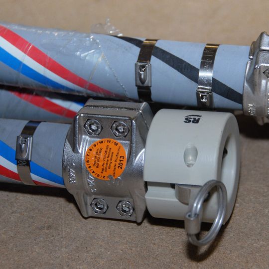 Die farbige Plakette auf der geprüften Schlauchleitung zeigt an, ob diese noch in Ordnung ist oder nicht.