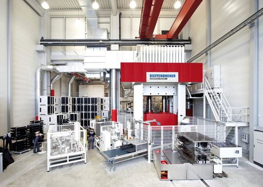 Zur Erhöhung der Steifigkeit von Strukturteilen aus langfaserverstärkten Thermoplasten (LFT) wird das LFT-D-Verfahren mit dem Ablegen von UD-Tapes kombiniert