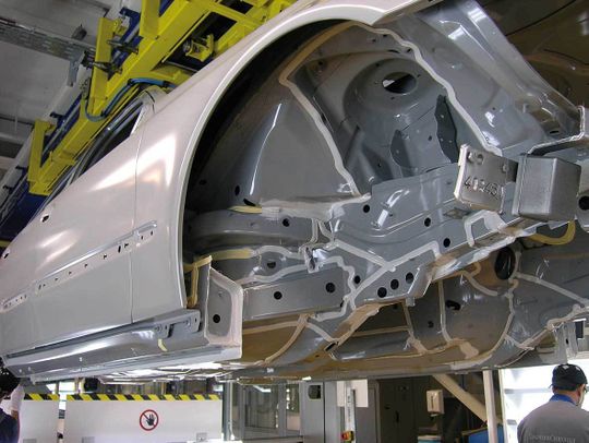PVC-Raupen über den Fügenähten im Radkasten sorgen für ausreichenden Korro sionsschutz. Bild: Daimler-Chrysler PVC-Raupen über den Fügenähten im Radkasten sorgen für ausreichenden Korro sionsschutz. Bild: Daimler-Chrysler